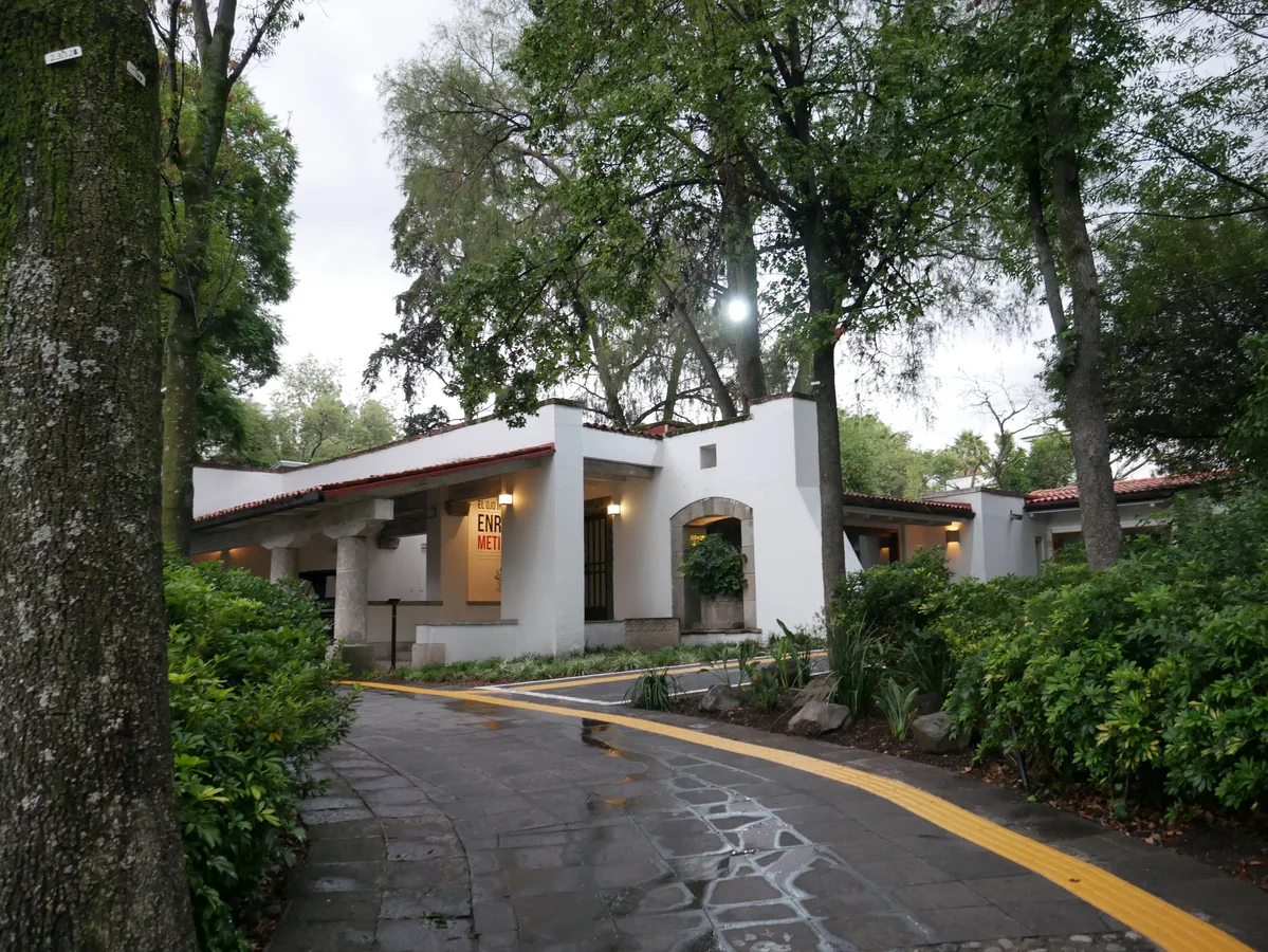 Jardines y edificio del Complejo Cultural Los Pinos